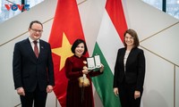 Botschafterin Vietnams Nguyen Thi Bich Thao bekommt Ehrenzeichen des Ungarischen Roten Kreuzes verliehen