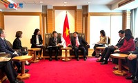 Vize-Premierminister Nguyen Chi Dung trifft japanischen Minister für Wirtschaft und Industrie