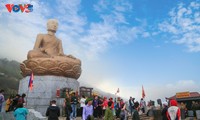 Selar Raja Buddhis Tran Nhan Tong di gunung suci Yen Tu