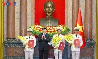 Presiden Vietnam, Luong Cuong Sampaikan Keputusan untuk Kenaikan Pangkat Letnan Jenderal kepada Pemimpin Kementerian Keamanan Publik