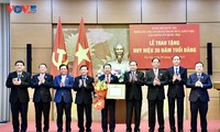 Chủ tịch Quốc hội Trần Thanh Mẫn dự Lễ trao tặng Huy hiệu Đảng