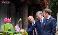 Party chief, French president and their wives visit Temple of Literature 