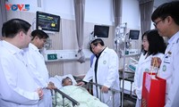 PM pays Tet visits to hospitals, encourages doctors, nurses, and patients 
