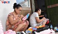 A Hanoi family makes cardboard masks for decades