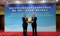 Trao quà của Tổng Bí thư Tô Lâm tặng Khu di tích Chủ tịch Hồ Chí Minh tại Côn Minh (Vân Nam, Trung Quốc)