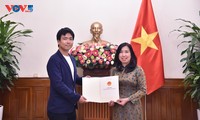 Trao Giấy phép mở lại Văn phòng thường trú của Hãng truyền hình Nihon Denpa News (Nhật Bản) tại Việt Nam 
