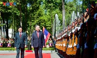 Tổng Bí thư, Chủ tịch nước Lào Thongloun Sisoulith chủ trì lễ đón Tổng Bí thư Tô Lâm
