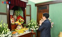 Президент Лыонг Кыонг воскурил благовония в память о президенте Хо Ши Мине 