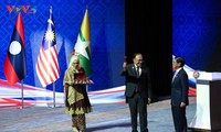 Primer Ministro vietnamita asiste a la clausura de Cumbres de la ASEAN
