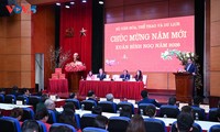 Jefe del Gobierno vietnamita se reúne con representantes de los sectores de cultura, deportes y turismo