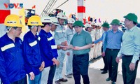 Premier vietnamita inspecciona importantes proyectos de infraestructura de transporte en el centro