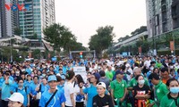 Près de 10.000 participants à la marche 'Pour la santé des travailleurs' à Hô Chi Minh-Ville