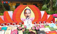 เขตอนุสรณ์สถานประธานโฮจิมินห์จัดกิจกรรมต่างๆ เพื่อรำลึกครบรอบ 135 ปีวันคล้ายวันเกิดของประธานโฮจิมินห์