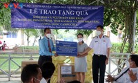 Thành phố Hồ Chí Minh trao quà hỗ trợ người gốc Việt tại Campuchia