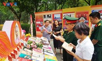 В мемориальном комплексе в честь Президента Хо Ши Мина на территории Президентского дворца состоялся ряд мероприятий, посвященных 135-й годовщине рождения Президента Хо Ши Мина 