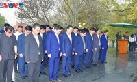 Премьер-министр Фам Минь Тинь почтил память президента Хо Ши Мина и героев победы в битве при Дьенбьенфу