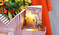 Tiểu thuyết “Hừng Đông” của tác giả Nguyễn Thế Kỷ, Tổng Giám đốc Đài TNVN. Ảnh: Thanh Tuấn/VOV5