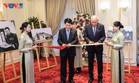 Chủ tịch nước Lương Cường và Tổng thống Hungary dự khai mạc triển lãm ảnh của nhiếp ảnh gia Dezso Bozoky