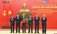 Tổng Bí thư Tô Lâm nhận Huy hiệu 45 năm tuổi Đảng      