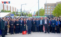 Party chief pays tribute to President Ho Chi Minh, General Secretary Le Duan in Moscow
