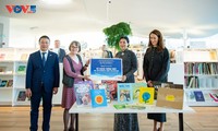 Party leader’s spouse presents Vietnamese bookcase to Helsinki Central Library Oodi