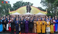 State President, OVs offer incense at Ly Thai To Monument, Ngoc Son Temple