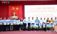 Presidente del Parlamento de Vietnam entrega regalos del Tet a beneficiarias de políticas del Estado en Can Tho