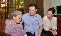 Parlamentspräsident Vuong Dinh Hue besucht den Friedhof für gefallene Soldaten der Stadt Quang Ngai