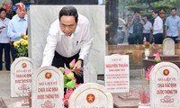 Parlamentspräsident Tran Thanh Man zündet Räucherstäbchen für gefallene Soldaten in Quang Tri an