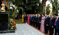 Der Staatspräsident legt Blumenkranz vor Denkmal von Präsident Ho Chi Minh nieder