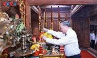 KPV-Generalsekretär To Lam zündet Räucherstäbchen zum Gedenken an Vorgänger in Tuyen Quang an