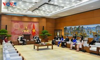 Presidente del Parlamento vietnamita recibe a embajadores de Canadá y Estados Unidos