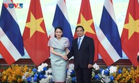 Le Vietnam expose son artisanat traditionnel à la Première ministre thaïlandaise