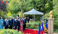 Le Premier ministre Pham Minh Chinh rend hommage au Président Hô Chi Minh à Montreuil, France