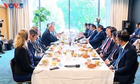 Pham Minh Chinh rencontre les dirigeants de plusieurs grands groupes économiques suédois