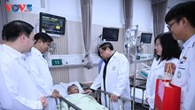 PM pays Tet visits to hospitals, encourages doctors, nurses, and patients 