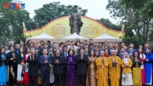 State President, OVs offer incense at Ly Thai To Monument, Ngoc Son Temple