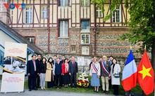 Dépôt de gerbe de fleurs à la mémoire du Président Hô Chi Minh à Sainte-Adresse, en France