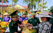 “特别集市”向芹苴市沿海地区贫困家庭赠送100份慰问品