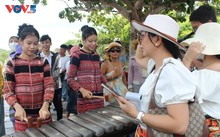 ベトナム最東端の地に響く石琴の音色