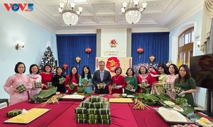 Đại sứ quán Việt Nam tại Liên bang Nga quây quần gói bánh chưng đón Xuân Bính Ngọ 2026