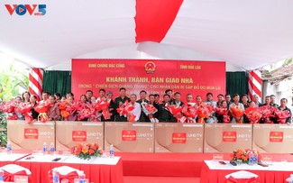 Membangun Rumah bagi Masyarakat Daerah Bencana Alam: Hadiah Bermakna dari  Pasukan Khusus Tentara Rakyat Vietnam Menjelang Kongres Nasional Partai Komunis Vietnam