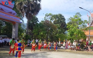 Tim Tari Gendang Chhay-Dam di Pagoda Snaydonkum Melestarikan Budaya Tradisional Masyarakat Khmer