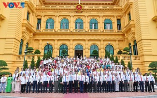 Reconocimiento a periodistas ejemplares en centenario de la prensa revolucionaria vietnamita