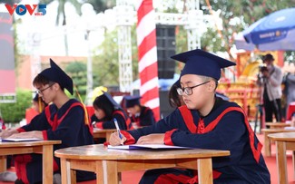 La ceremonia de apertura de la escritura en el templo Trang Trinh congrega a miles de visitantes
