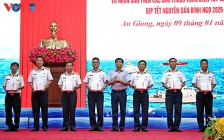  Visita y felicitación de Año Nuevo a militares y pobladores en islas del suroeste de Vietnam