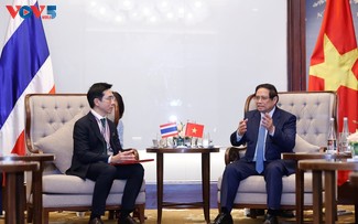 Rencontre de Pham Minh Chinh avec les dirigeants de sept grands groupes thaïlandais