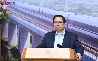 Premierminister Pham Minh Chinh fordert die Beschleunigung des Bautempos wichtiger Eisenbahnprojekte 