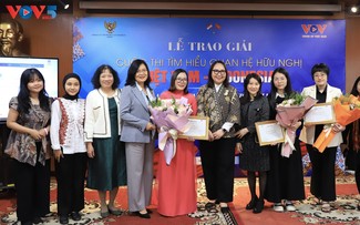 Perasaan Haririn pada Upacara Penyampaian Penghargaan Lomba Mencari Tahu tentang Hubungan Persahabatan Vietnam-Indonesia