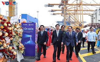 Staatspräsident Luong Cuong nimmt an der Einweihung der internationalen Containerhäfen Lach Huyen Nr. 3 und Nr. 4 teil